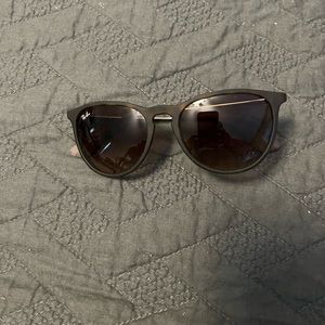 Woman’s Ray Ban Sunglasses